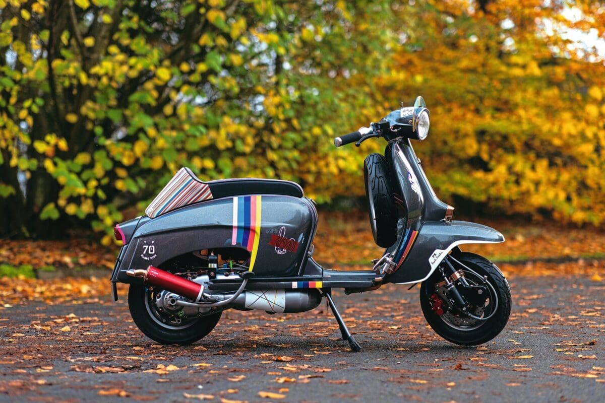 Дизайнер Марк Левелл создал скутер Lambretta, стилизованный под костюм Savile Row